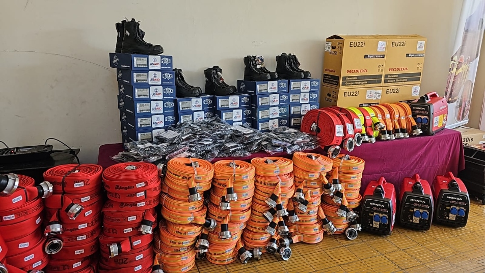 Embajada de USA y USAID BHA culminan proceso de donación con grandes aportes a Cuerpos de Bomberos afectados por incendios